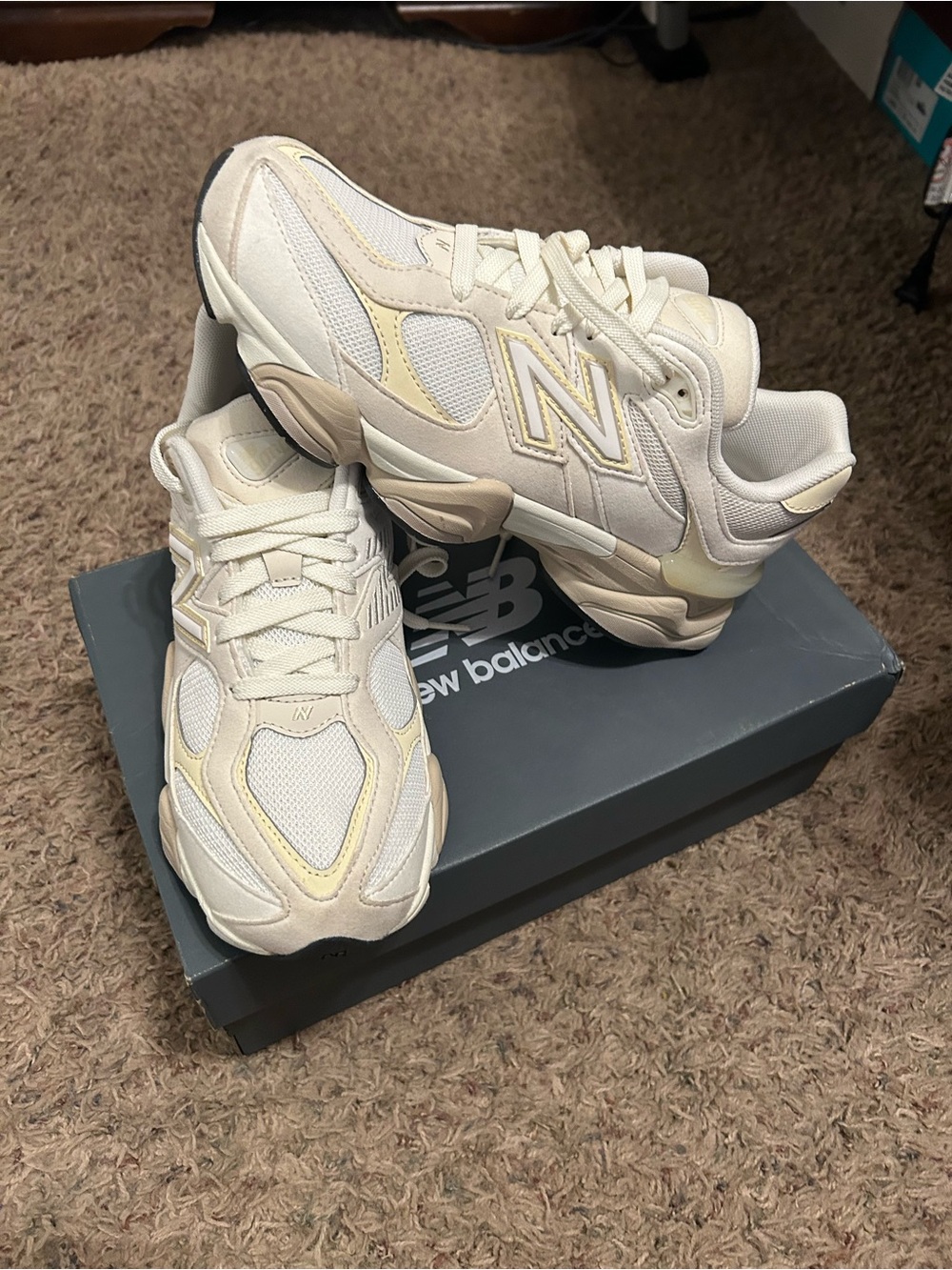New Balance Women’s White Cream Retro-Style Athletic Sneakers-Kids 7= Women 9 - Picture 3 of 9